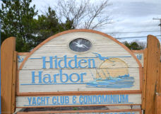 Hidden Harbor Yacht Club &am; 
Condominium Sign